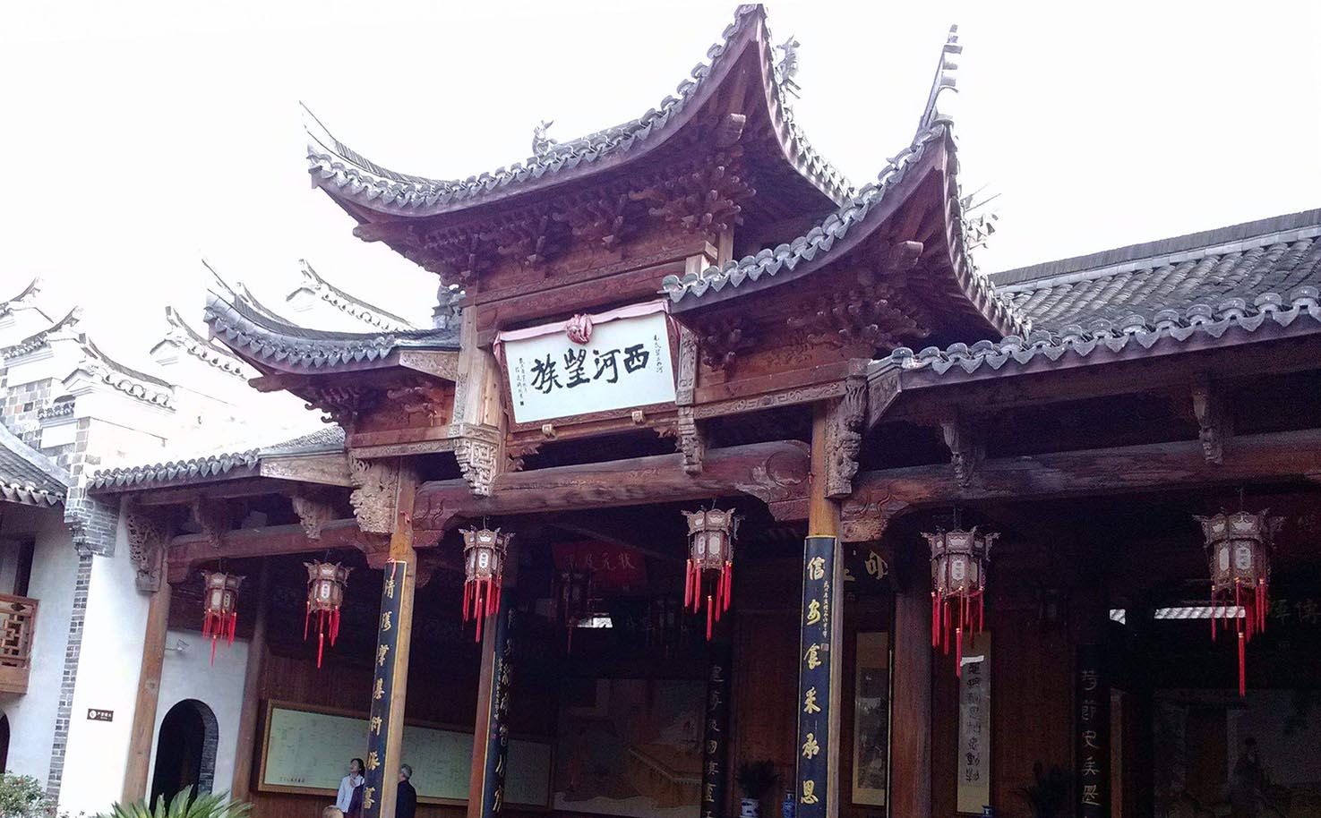 衢州红木牌匾定制：寺庙宗祠,园林景观,创意招牌,抱柱对联